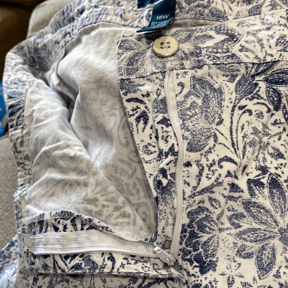 Very pretty flower skort.